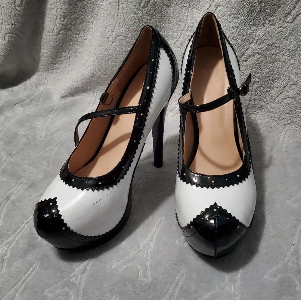 Playgirl Black & White Patent Rounded Toe Platform Pump